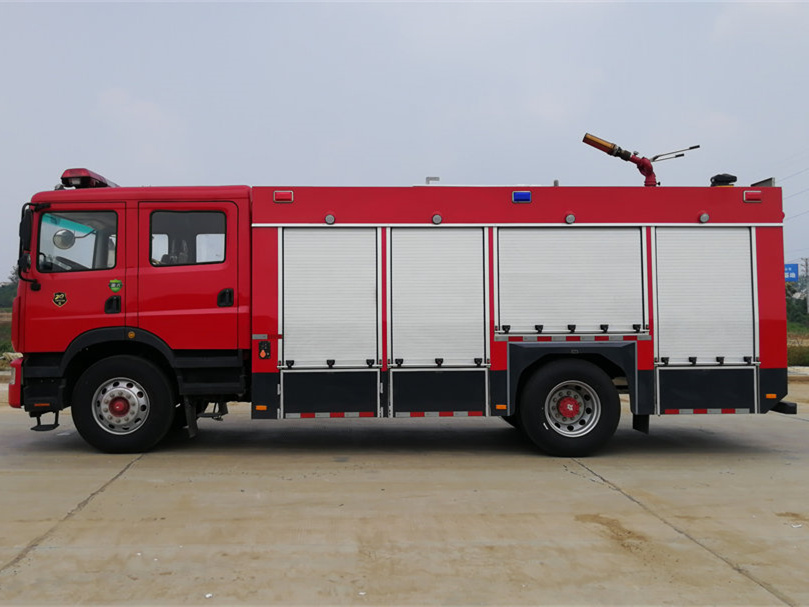 東風(fēng)7噸水罐消防車