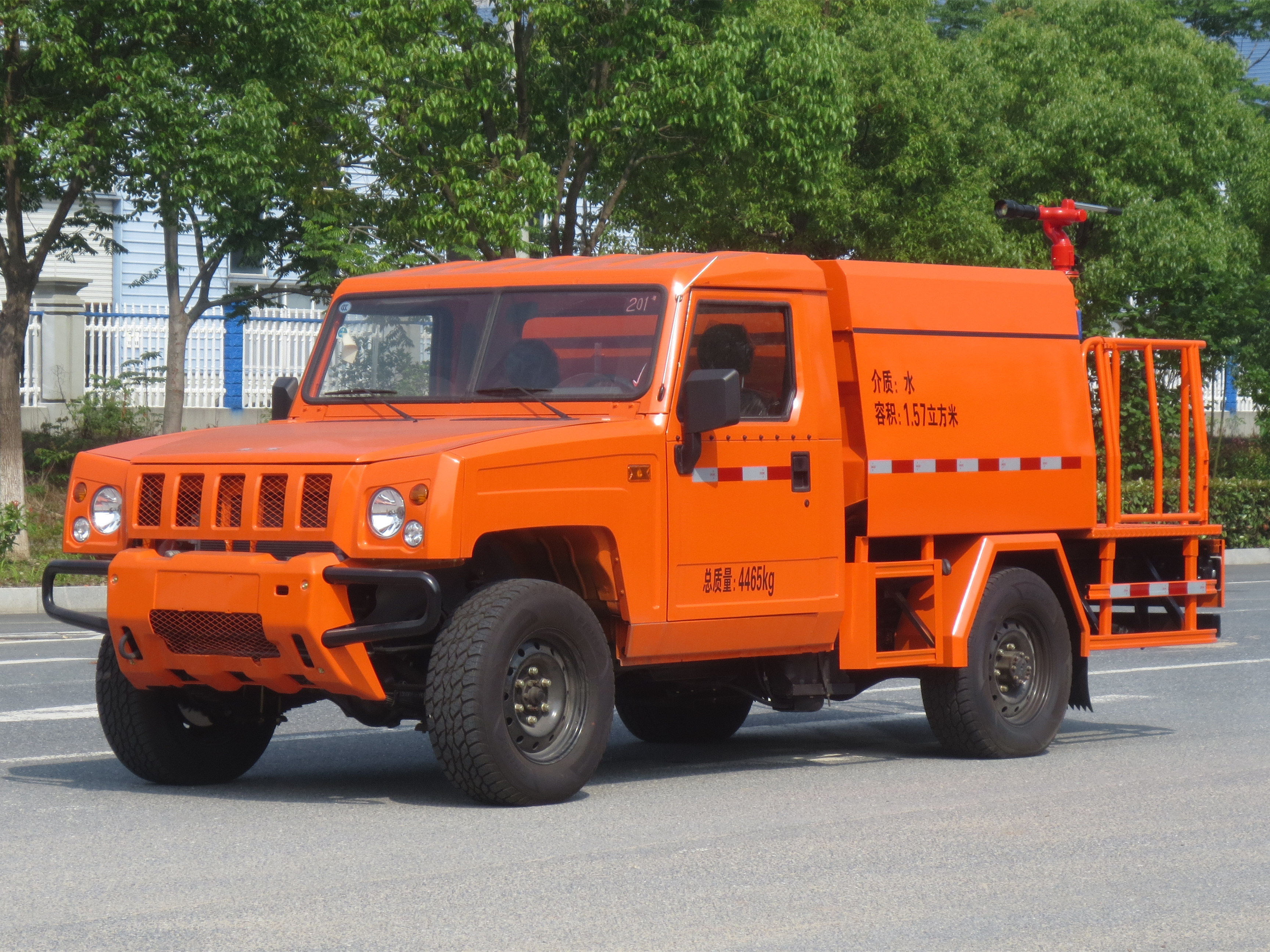 1.5噸四驅(qū)單排灑水車(chē)