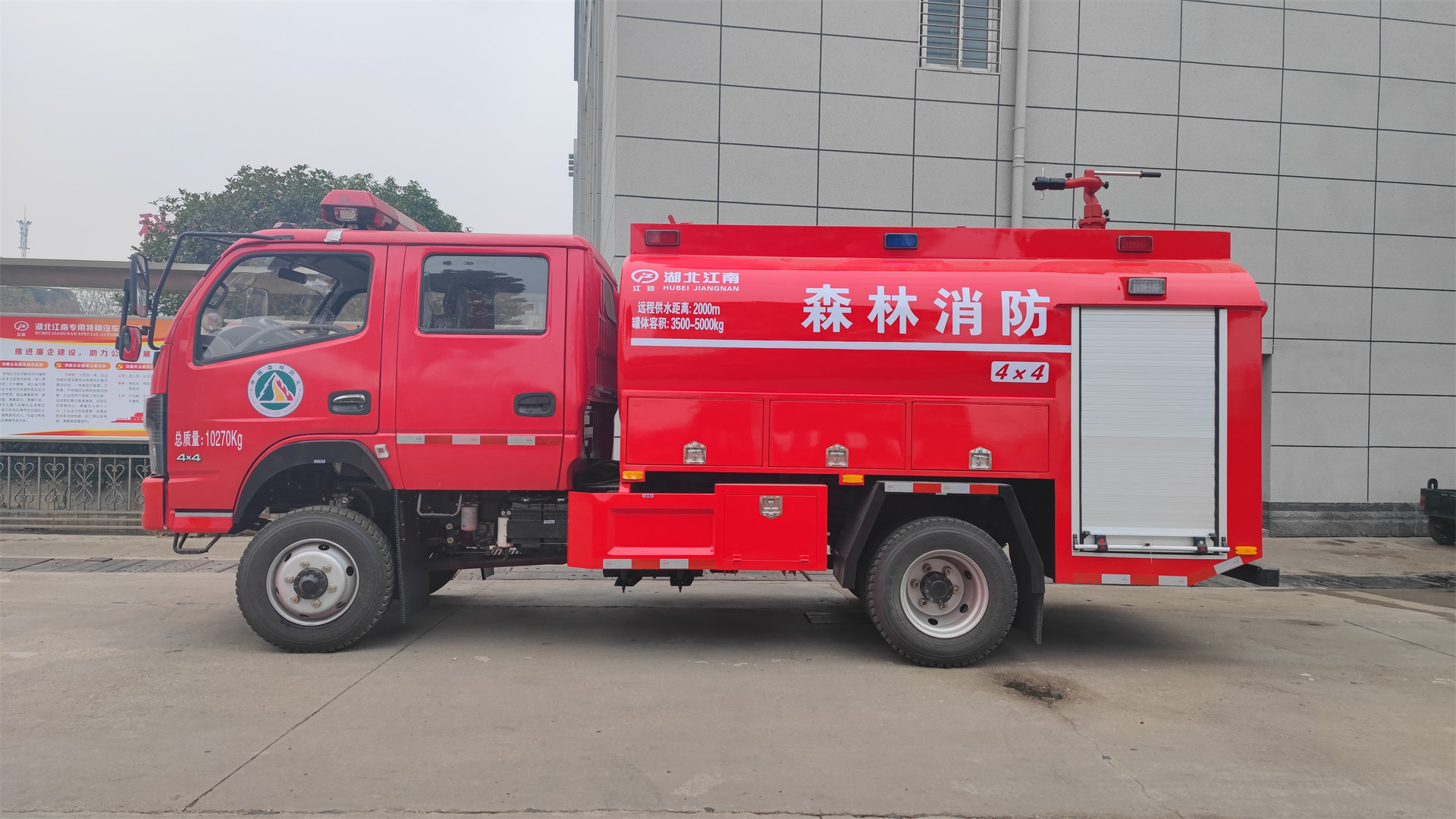 森林四驅(qū)東風(fēng)雙排4.8噸供水車(chē)