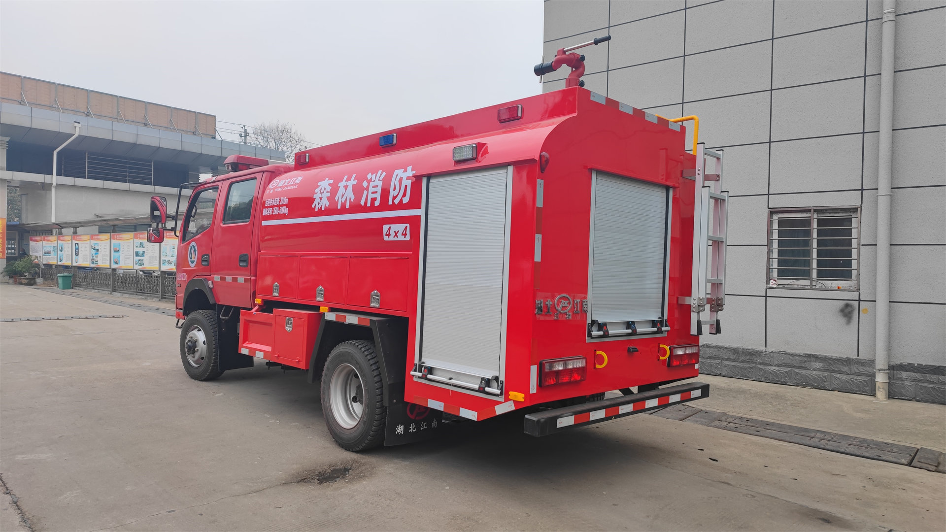 森林四驅(qū)東風(fēng)雙排4.8噸供水車(chē)