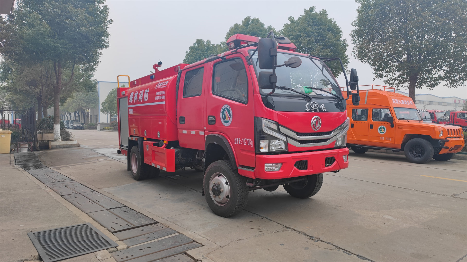 森林四驅(qū)東風(fēng)雙排4.8噸供水車(chē)